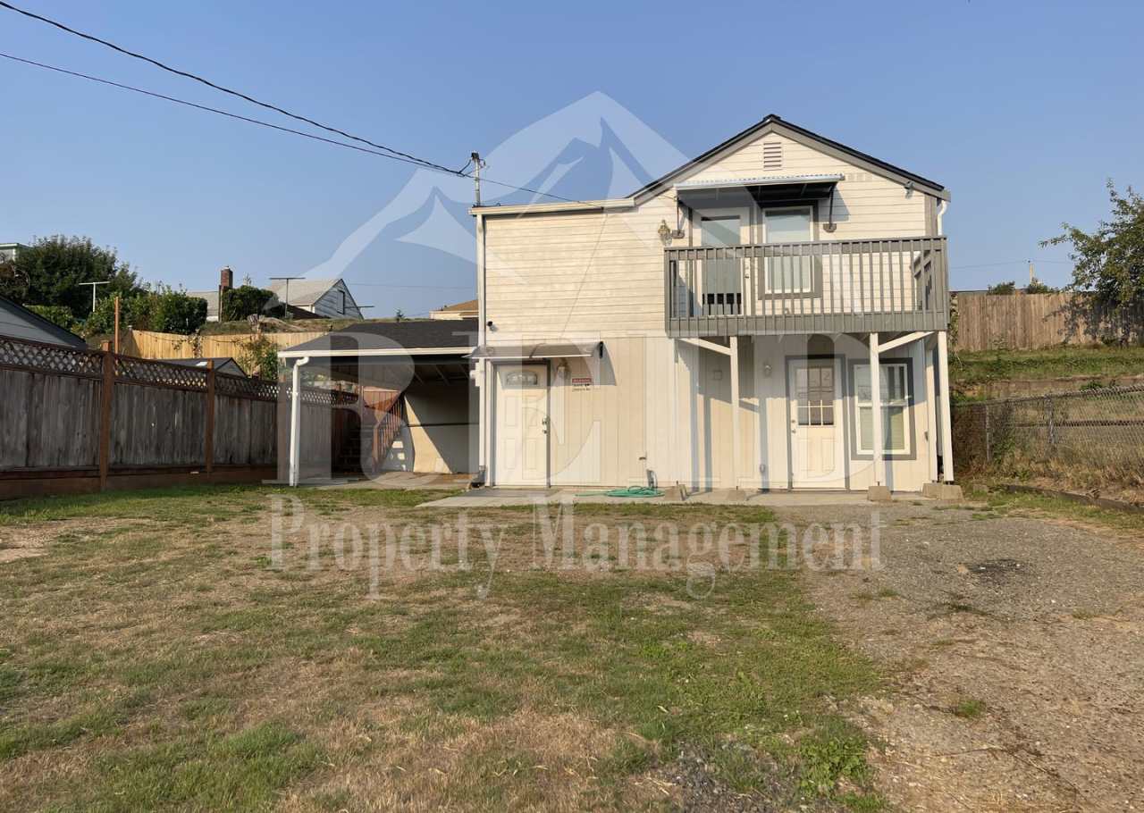 FULLY RENOVATED LESS THAN 2 YEARS - 2BED/1BATH WITH BONUS/OFFICE SPACE