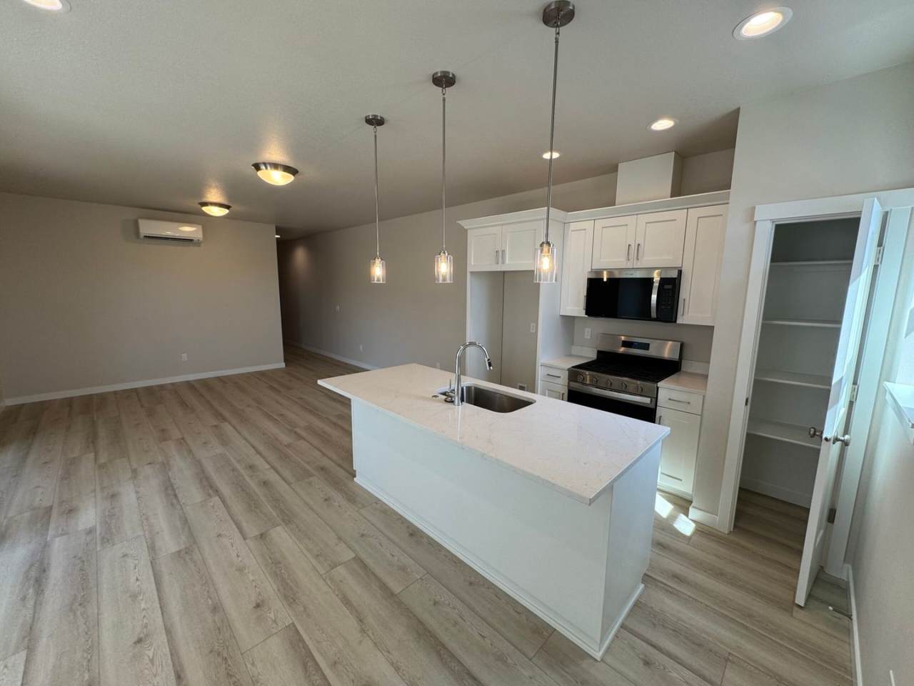 RENT SPECIAL: FREE First Full Month's Rent With One Year Lease! ~ Hankel 1420