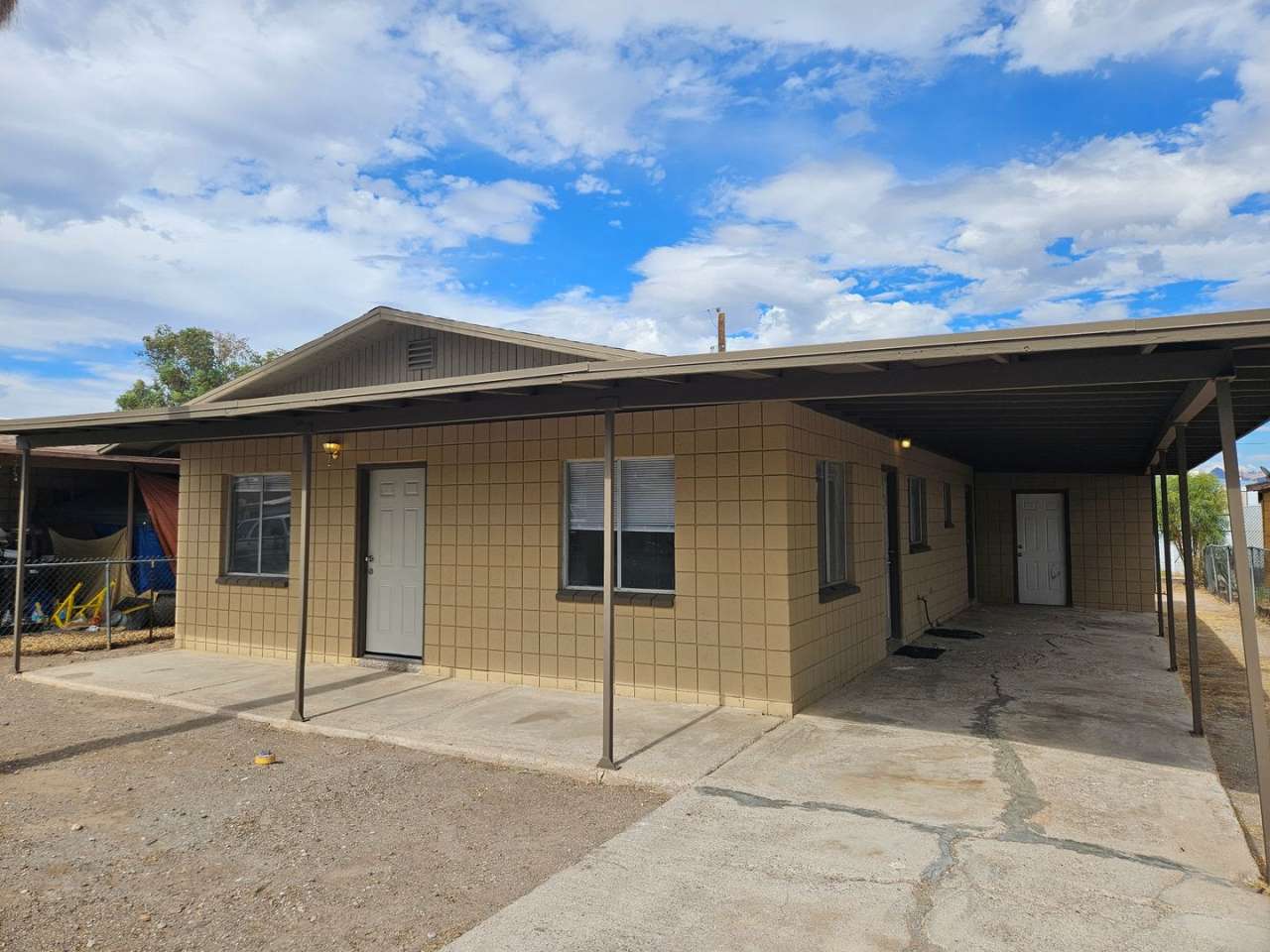 3 bed/2 bath home, freshly remodeled in central Bullhead City