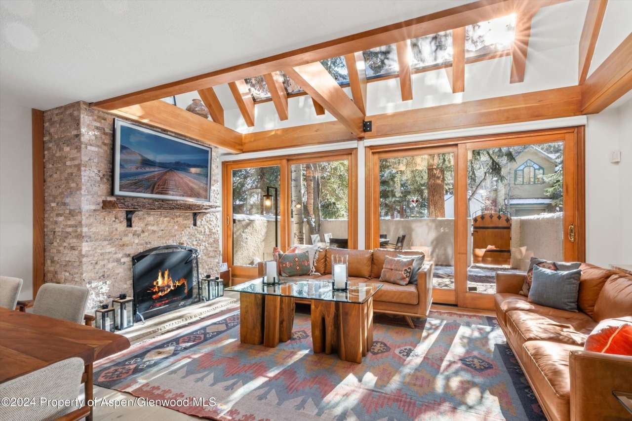 326 W Hopkins Avenue