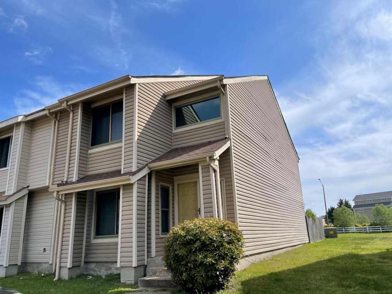 3 BED / 2.5 BATH TOWNHOME IN CENTRAL CAMPUS EAST