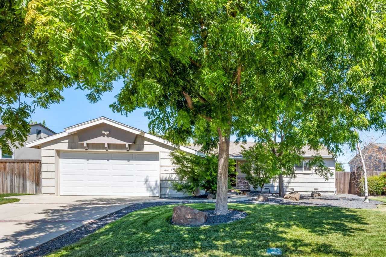 Beautiful Home is in a family community in S. Sacramento Parkway Estates