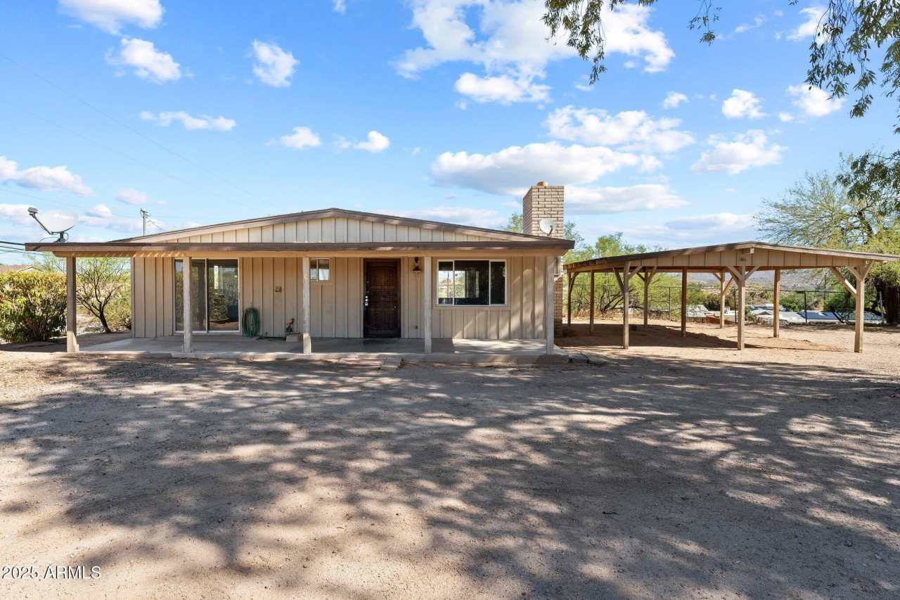 692 W Wickenburg Way