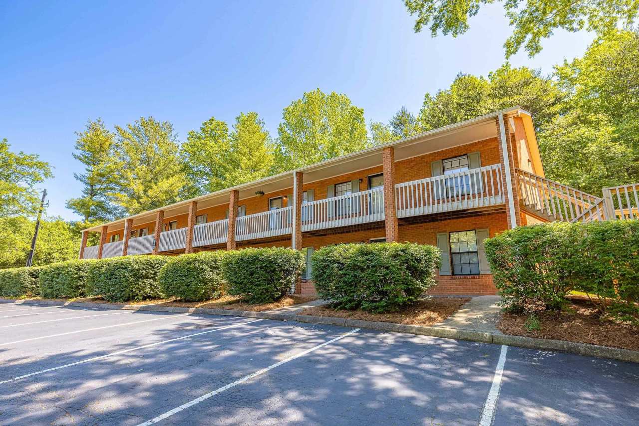 Lindsey Manor Apartments