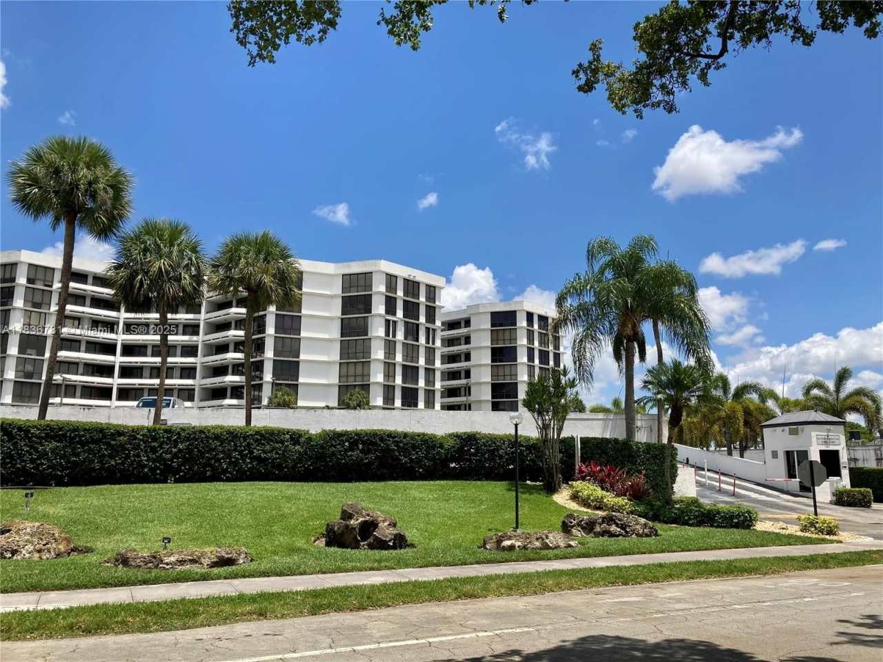 13951 Kendale Lakes Cir