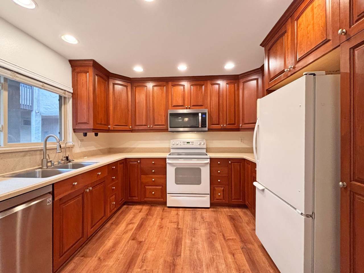 Beautiful 2B 2BA Condo in Bay Park w/ AC  W/D!