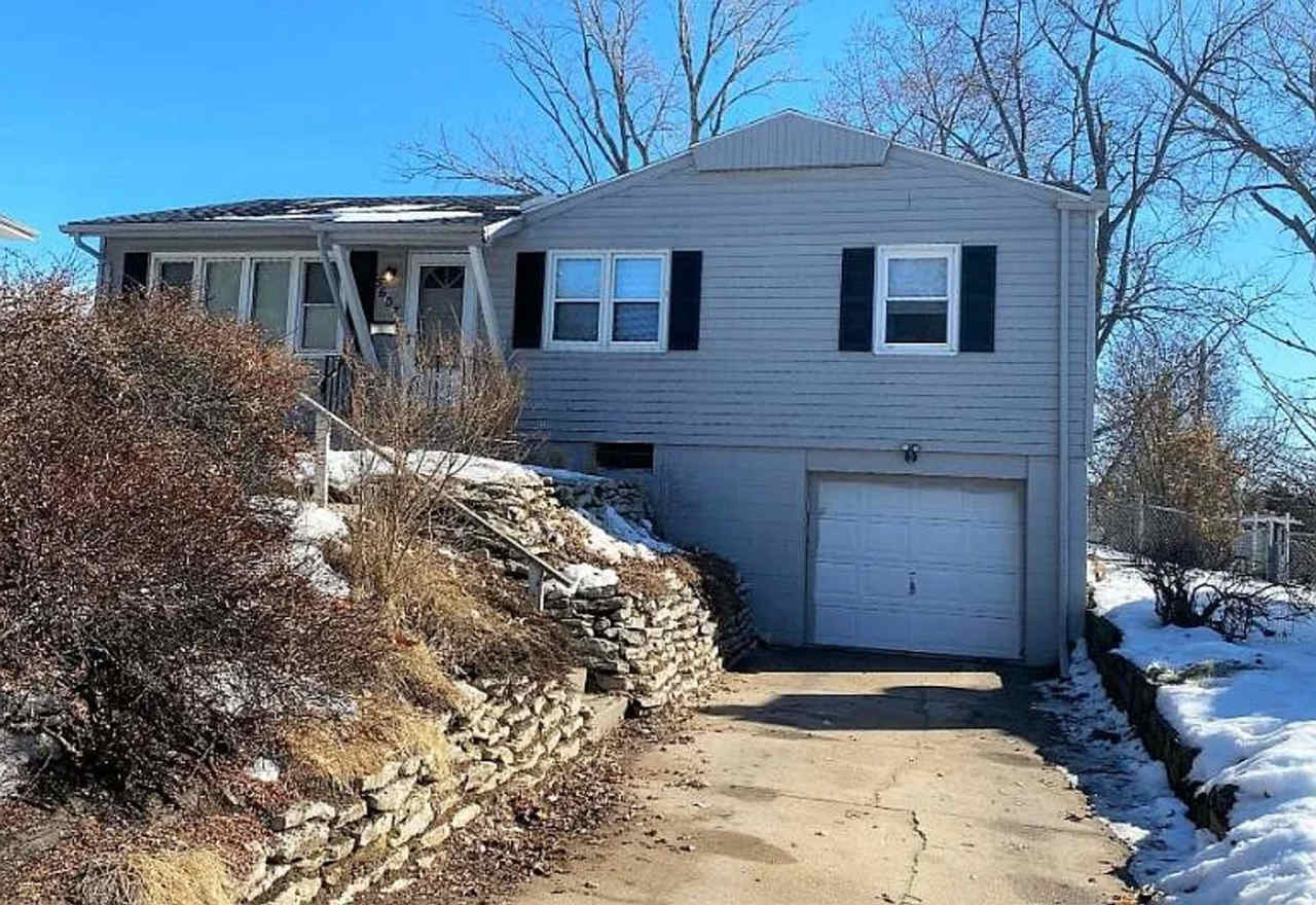 5607 N 68th St, Omaha, NE 68104