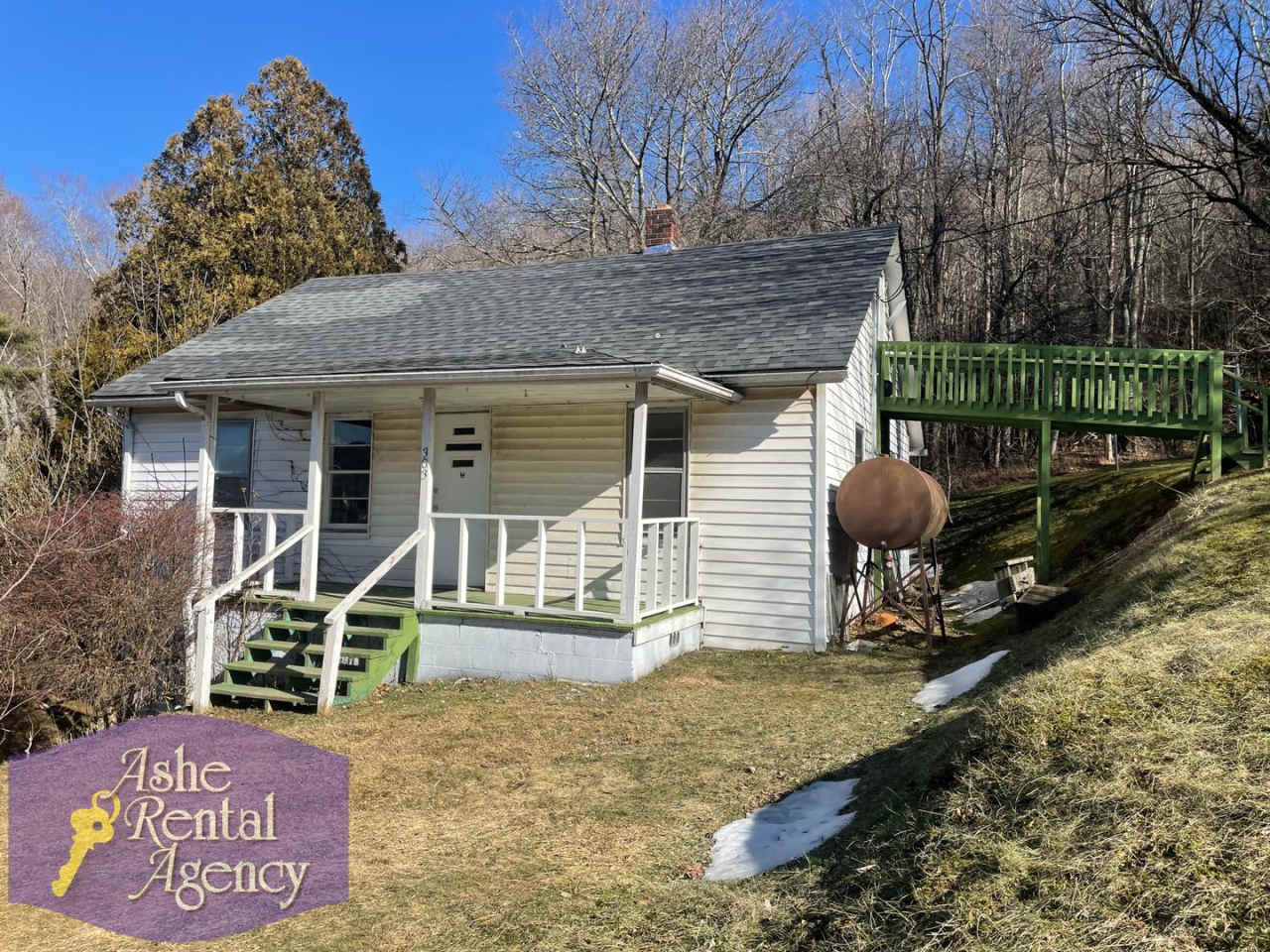 Quaint Cottage Walking Distance to Downtown West Jefferson