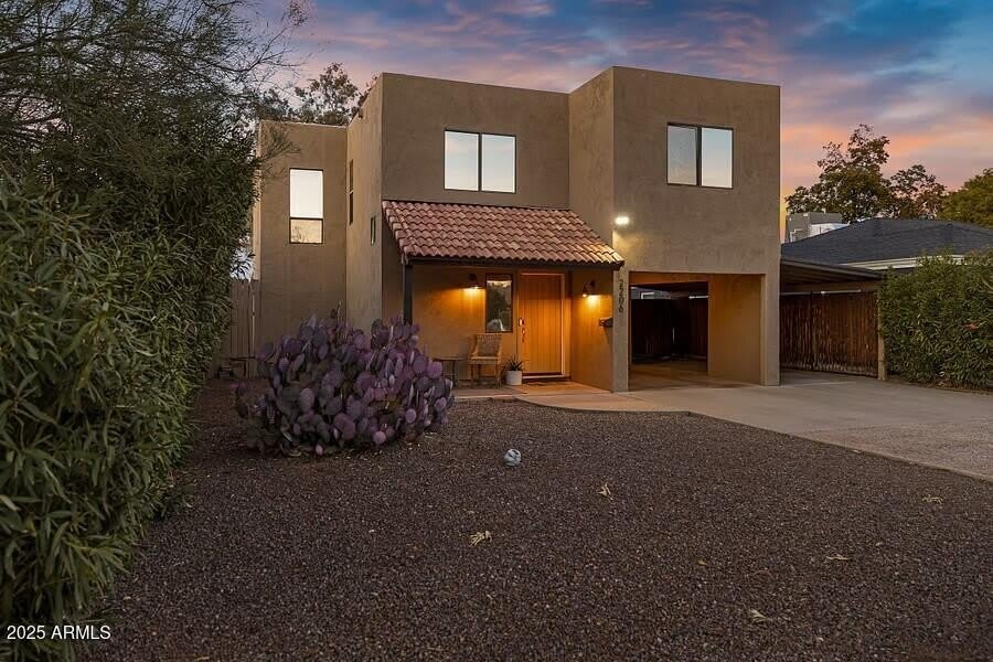 2206 E CAMBRIDGE Avenue