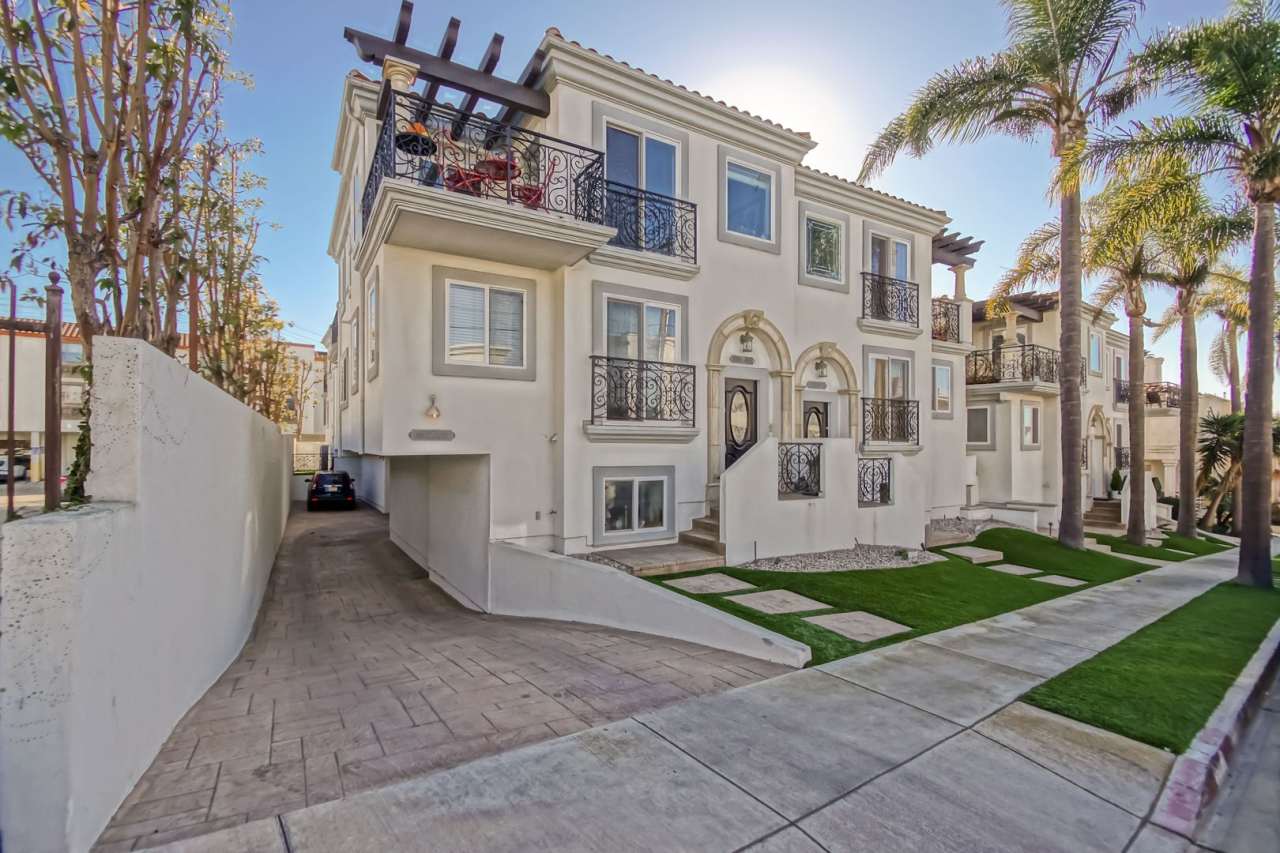 Remodeled, Bright  Spacious, 2400 Sq Ft Detached Townhome w/ Amazing Ocean Views in Private Community Close to Shopping, Greenbelt, King Harbor Marina, Downtown HB  Just 1/2 Mile to Beach!