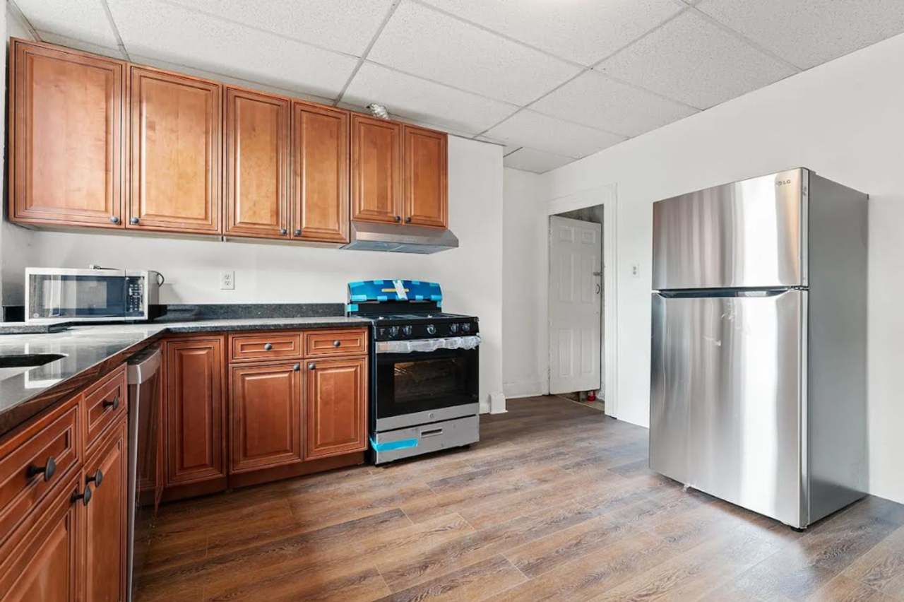 SCORE 50% OFF 1ST MONTH'S RENT IF SIGNED BY DEC 5! SCORE 50% OFF 1ST MONTH'S RENT IF SIGNED BY DEC 5! Beautiful 2 Bedroom home in South side available now!