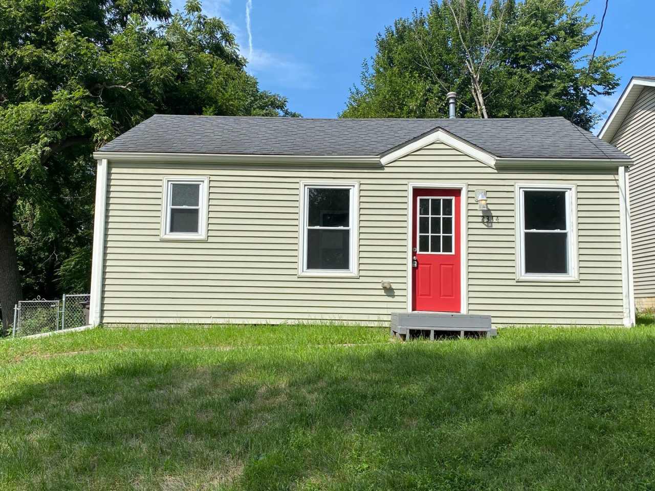 Cozy 1 Bedroom House With Fenced in Backyard