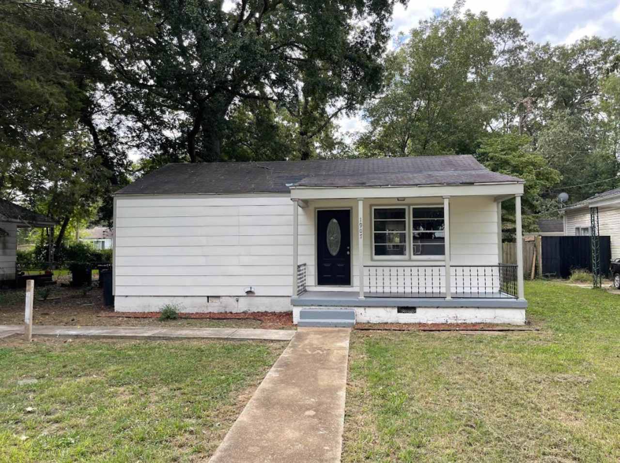 Newly Renovated 3 bed/2 bath - great location! MOVE IN SPECIAL!