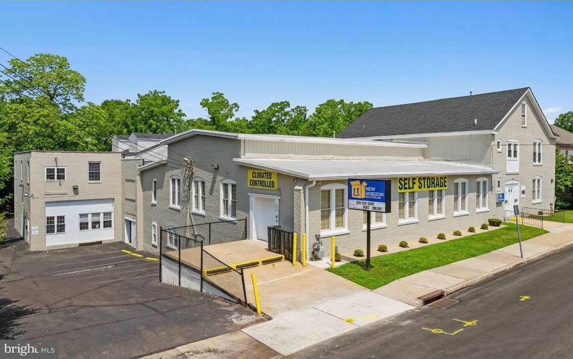 113 E CHESTNUT Street