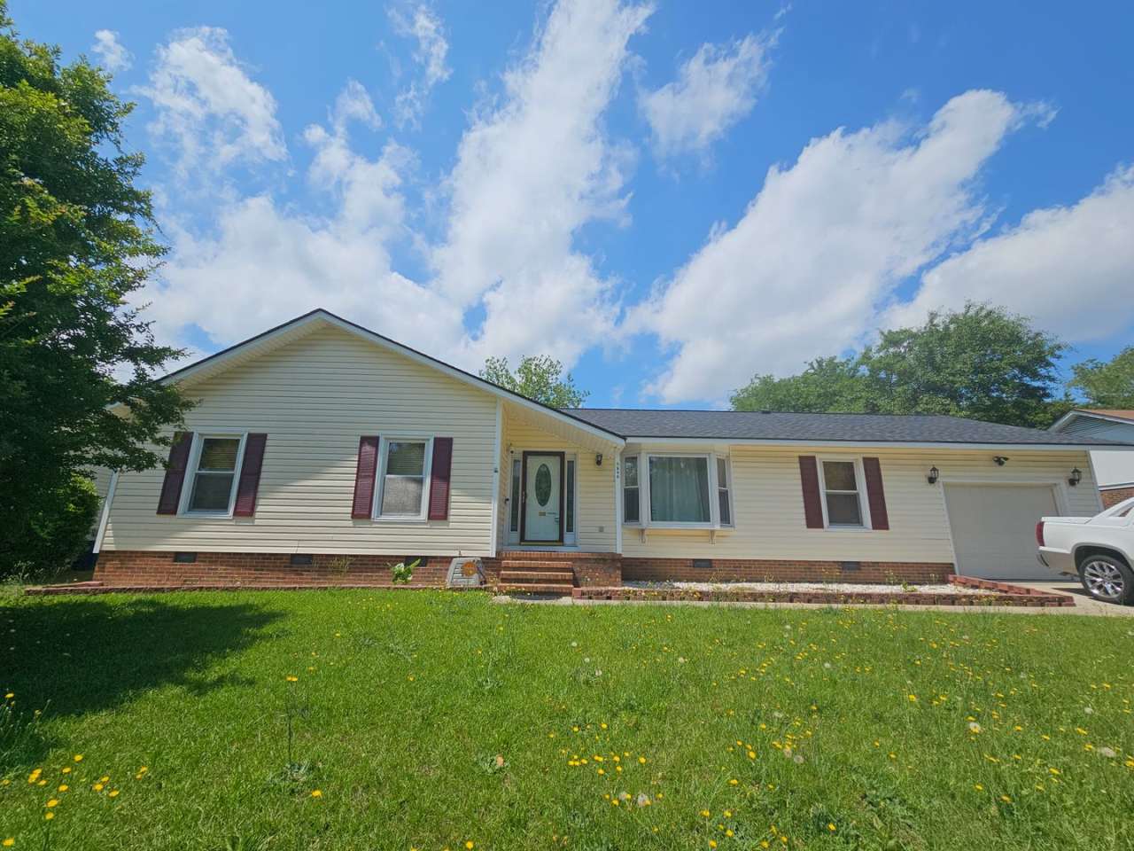 3 Bed, 2 Bath with Screened in Porch