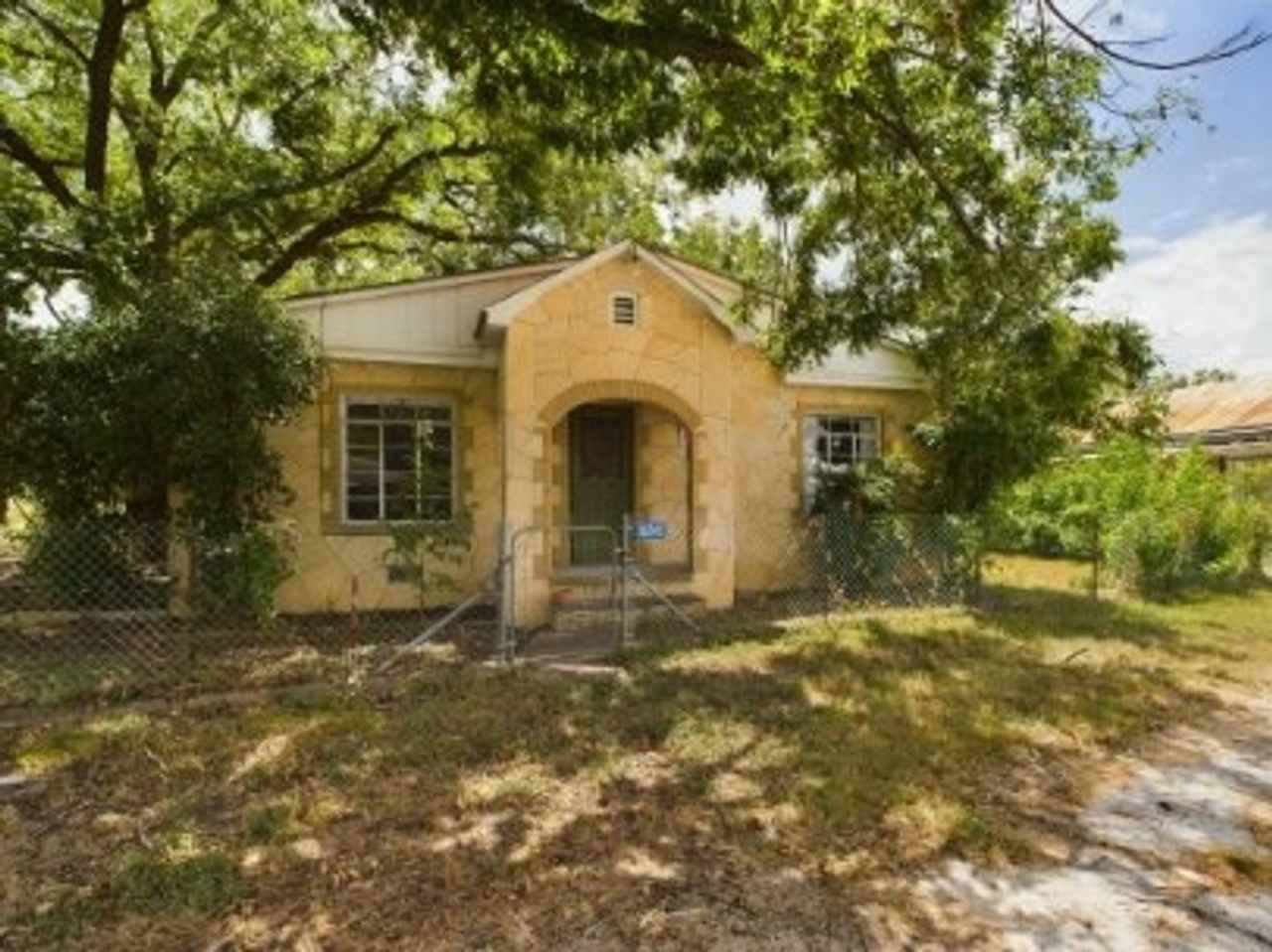 Cozy three bedroom in Hye Texas