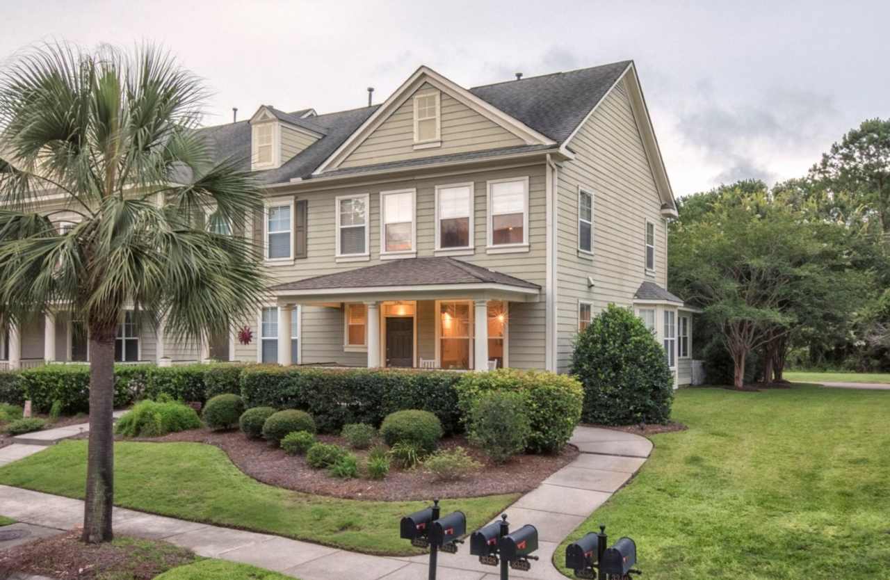 Fully Furnished: Stunning 3 - Bedroom 2.5 - Bath Townhome - Mt. Pleasant, SC