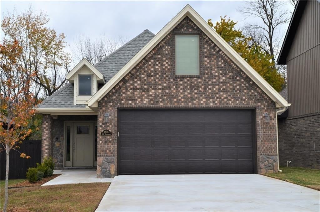 1806  SW Riverstone  RD