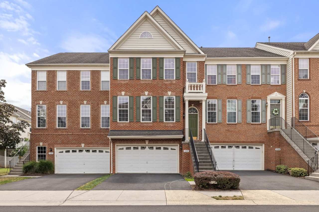 Spacious Townhome with 2-Car Garage in Belmont Country Club
