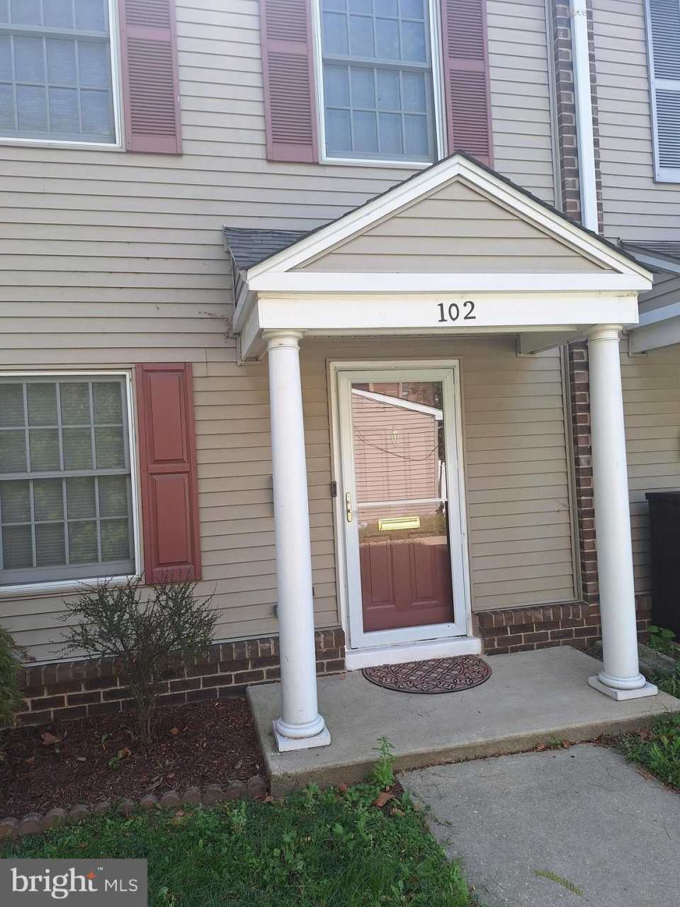 102 ROYAL COURT Lane