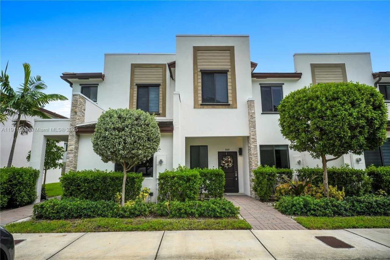 909 NE 211th St