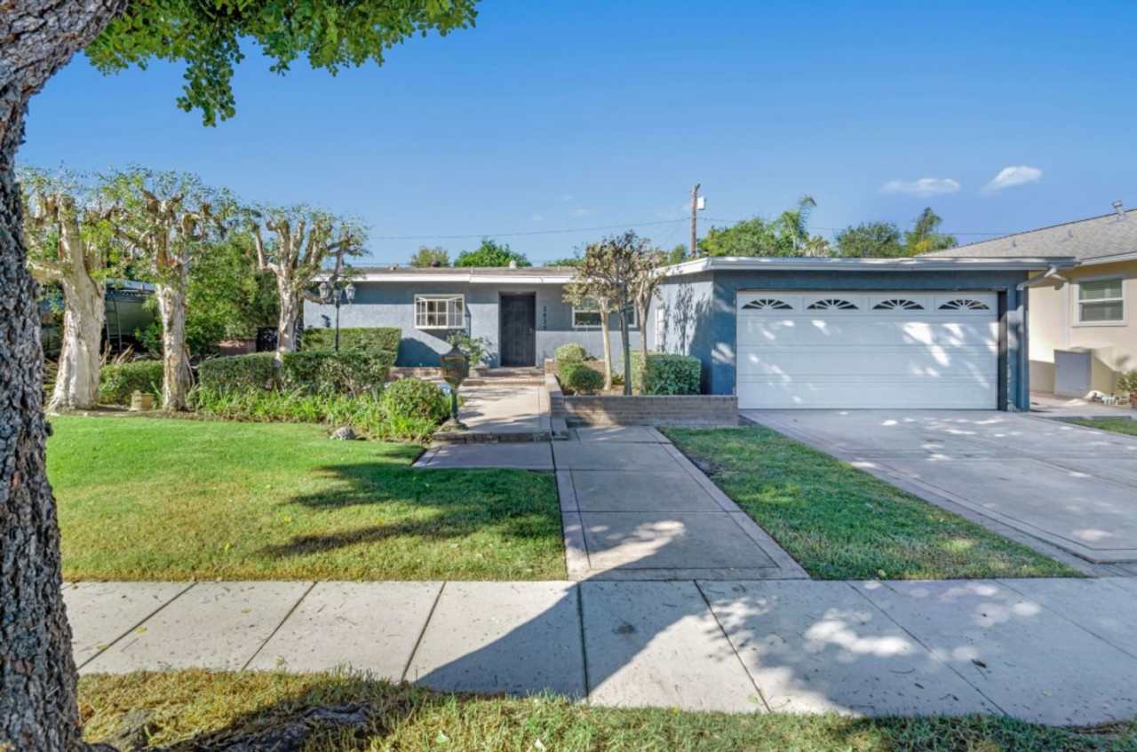 Gorgeous Remodeled 3 Bedroom 2 Bath Pool Home in Long Beach