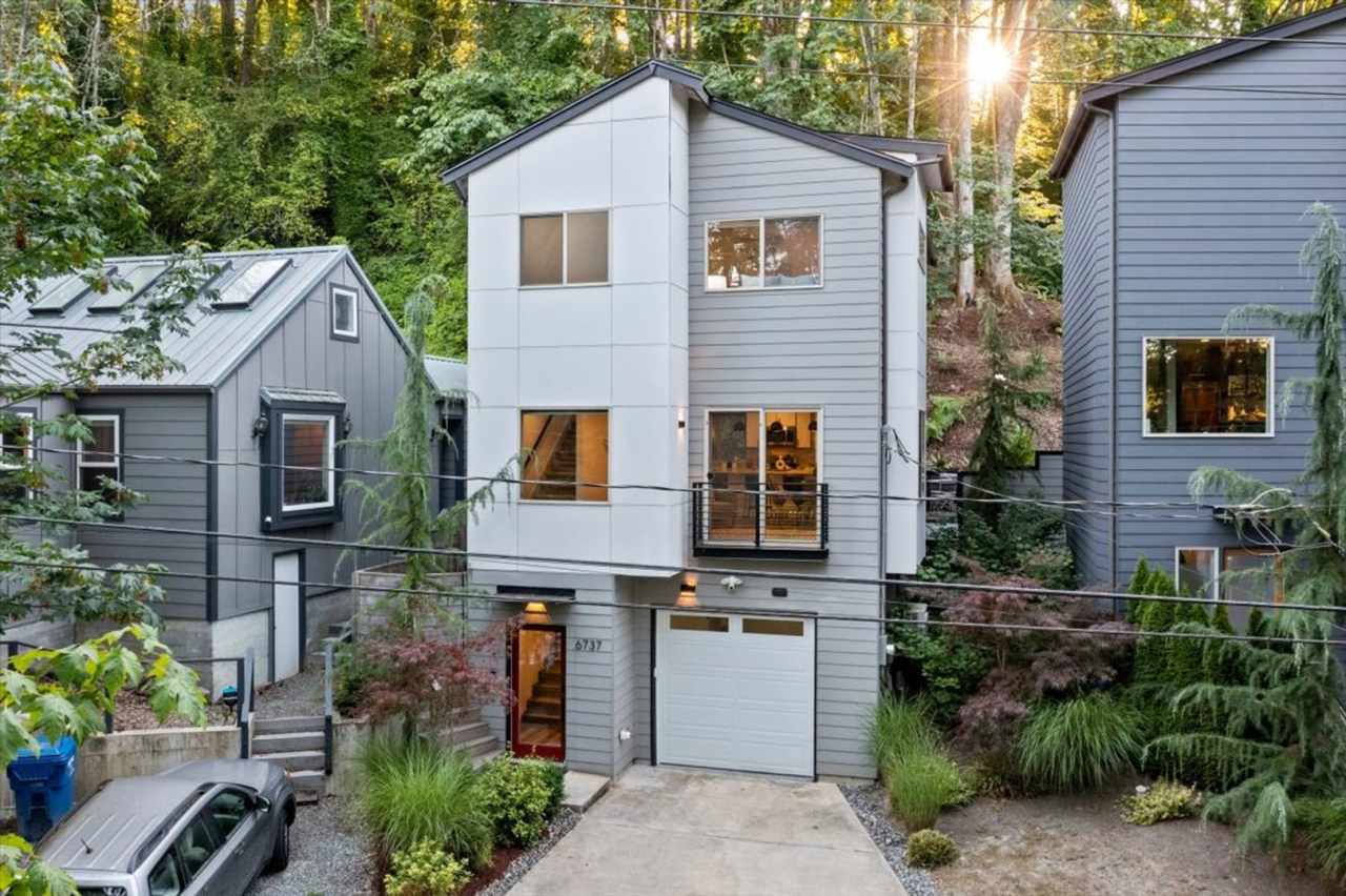 West Seattle - 3 Bedroom - 2.5 Bathroom w/ AC!