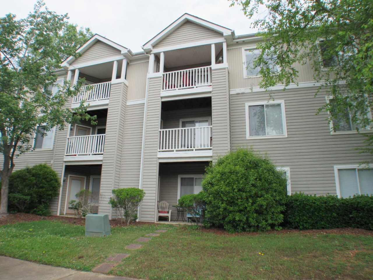 1401 Collegiate Cir Apt 104