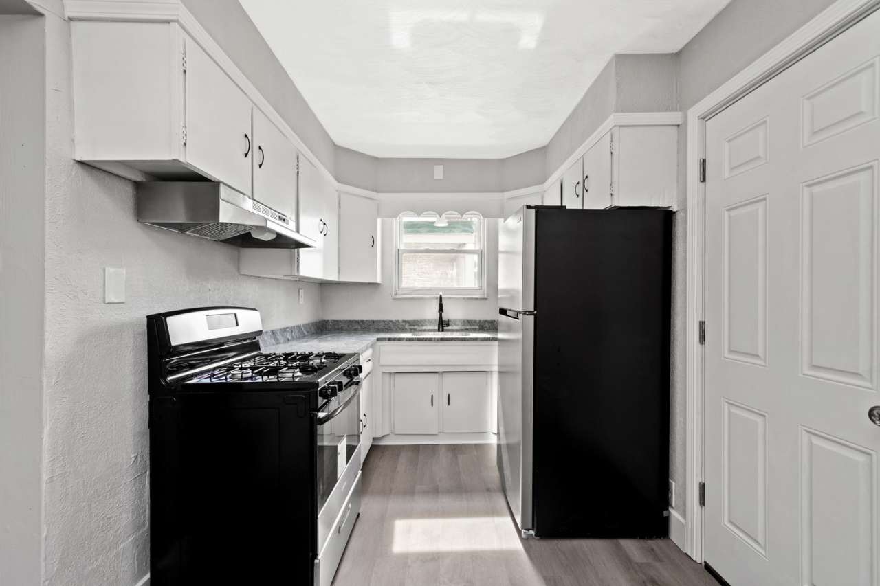 SCORE 50% OFF 1ST MONTH'S RENT IF SIGNED BY DEC 5! Fresh 2 bedroom home in Myer Park available now!