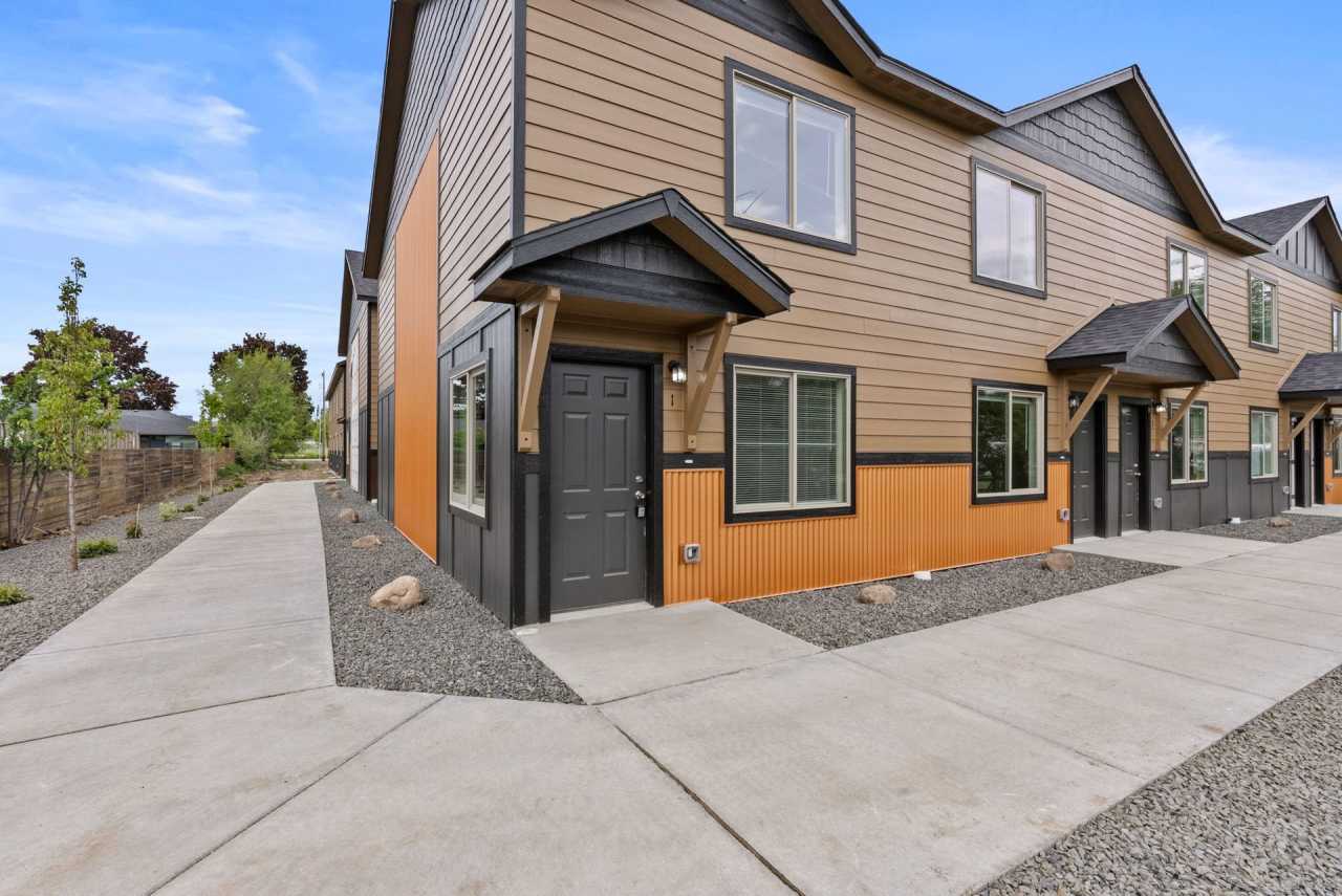 Alki Townhomes 2-bedrooms, 1.5 bathrooms