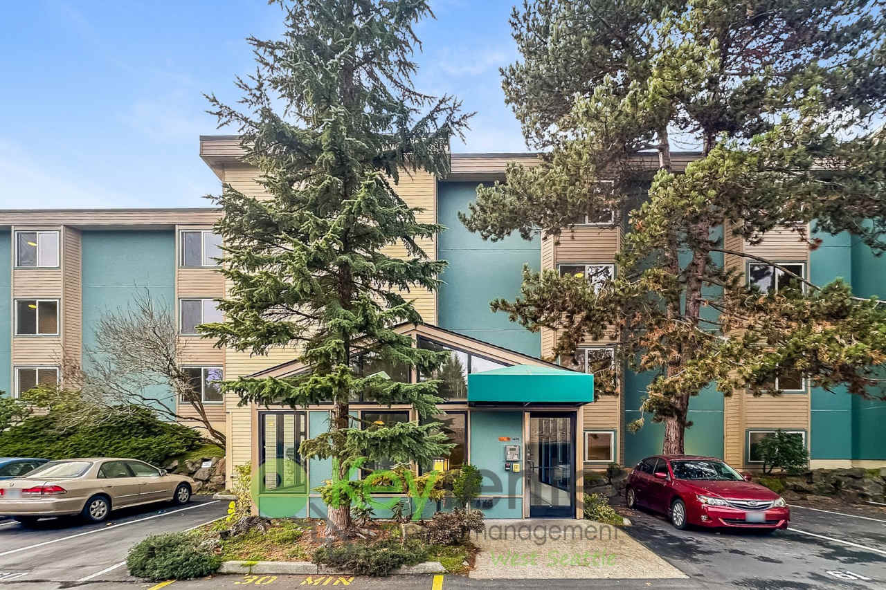 Stylish 2-Bed Condo with Pool  Clubhouse Access