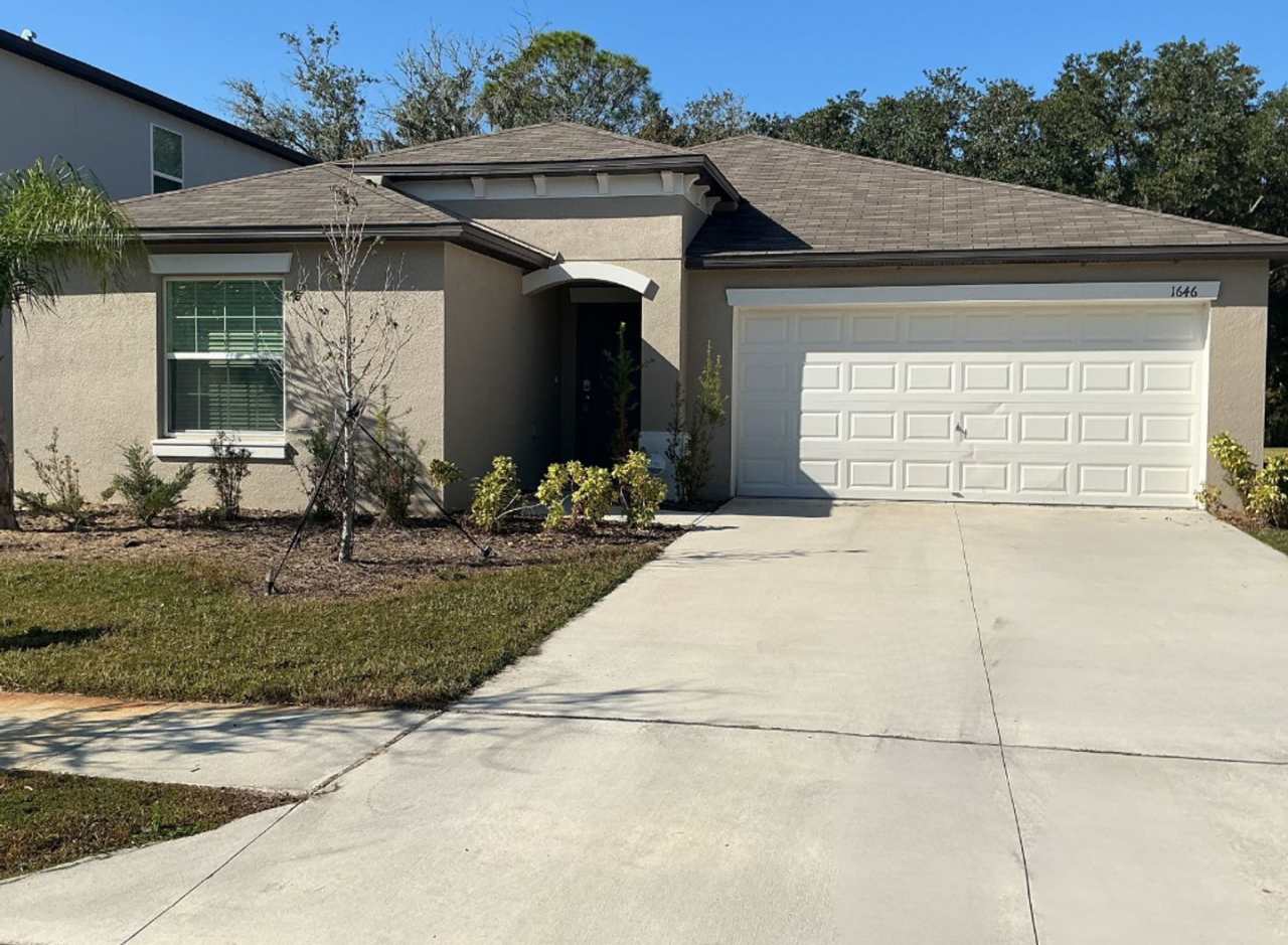 Spacious 4BR Single-Story in Lakeland