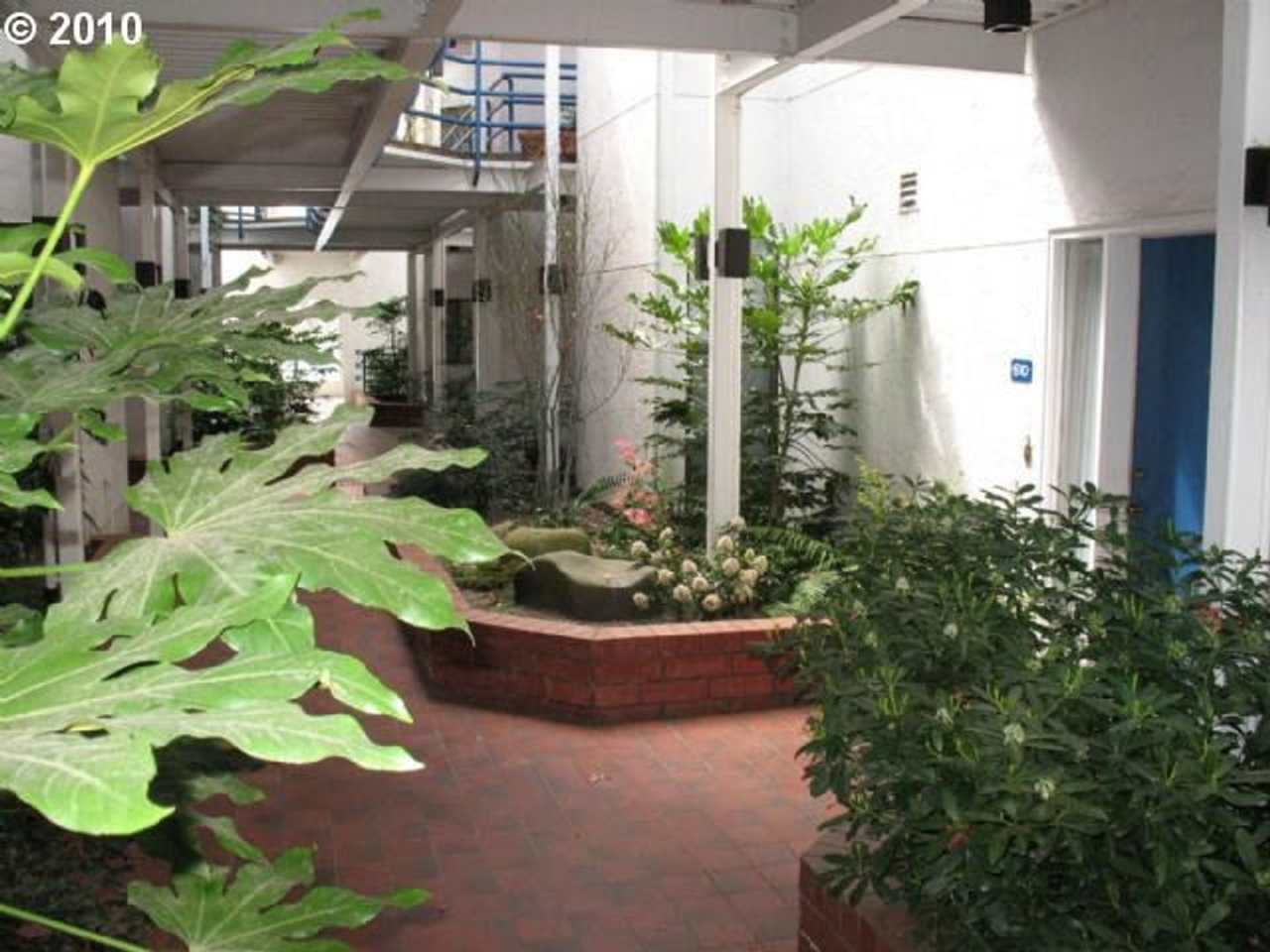 2 Bedroom Condo In Fantastic Location!