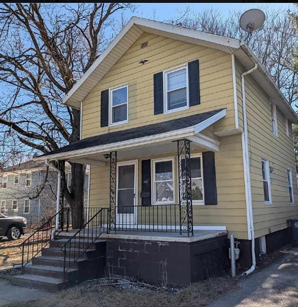 Spacious 3 Bedroom 1 Bath Located in West Toledo* MOVE IN SPECIAL $500 OFF FIRST MONTH'S RENT!!