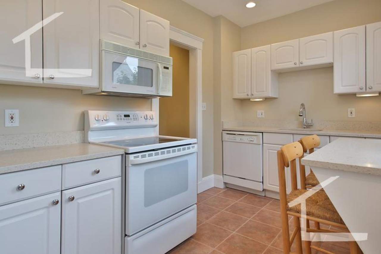 Nicely renovated 3 bed in the heart of Fenway!
