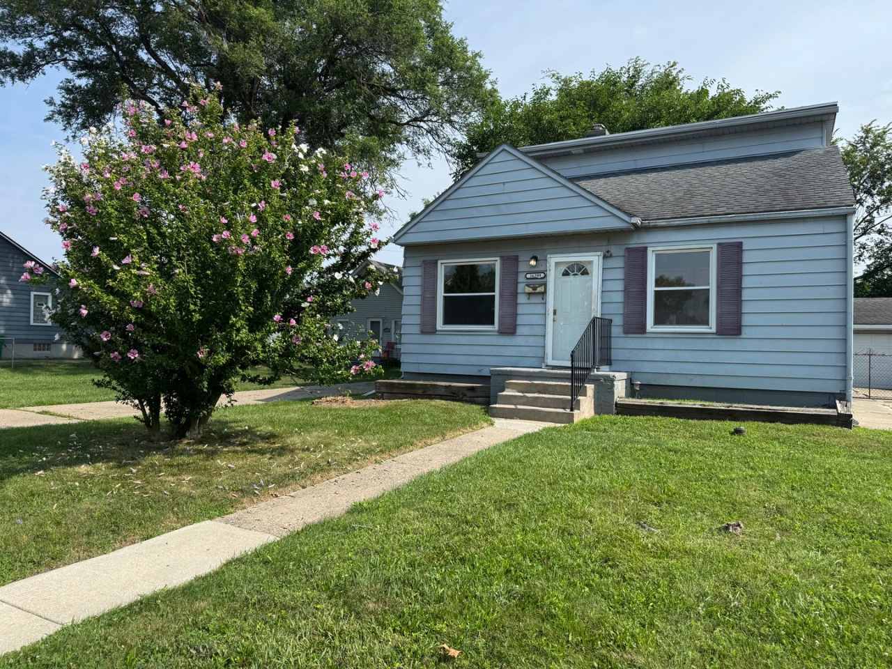 Gorgeous 3 bed 2 bath Eastpointe bungalow with basement and garage!