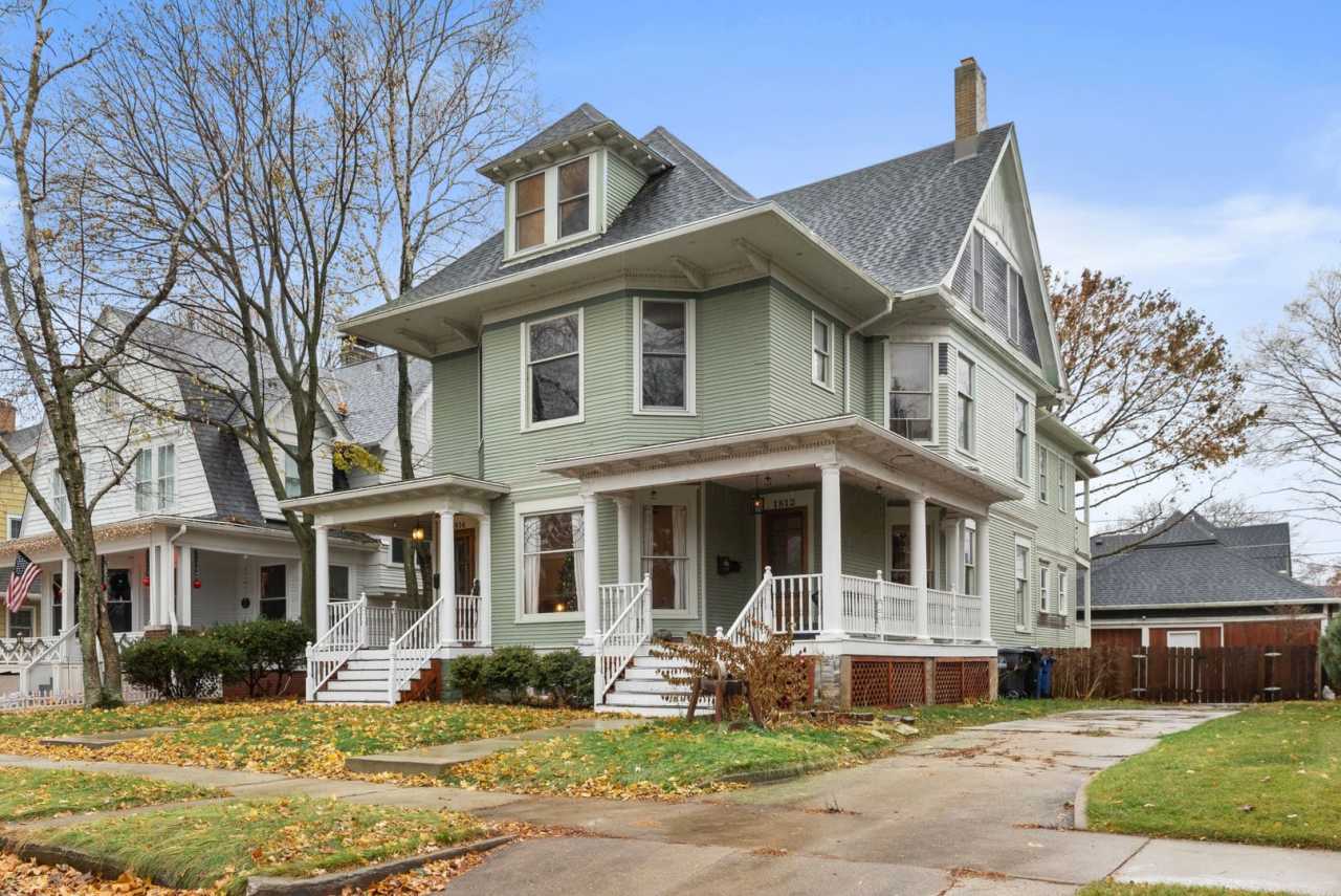 Historic 3 bedroom upper