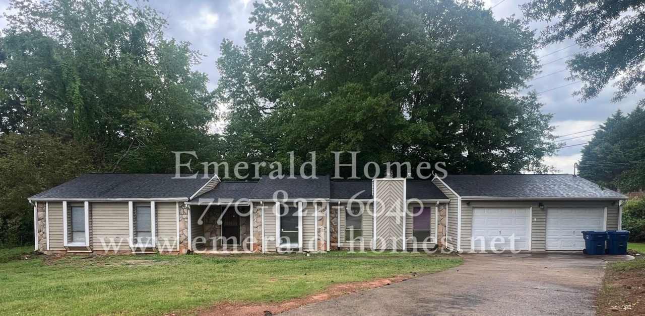 !!!WARNING: AVOID SCAMS CONFIRM RENTAL AT 770-822-6040!!! Charming 3 bedroom 2 bathroom Ranch-Style Home