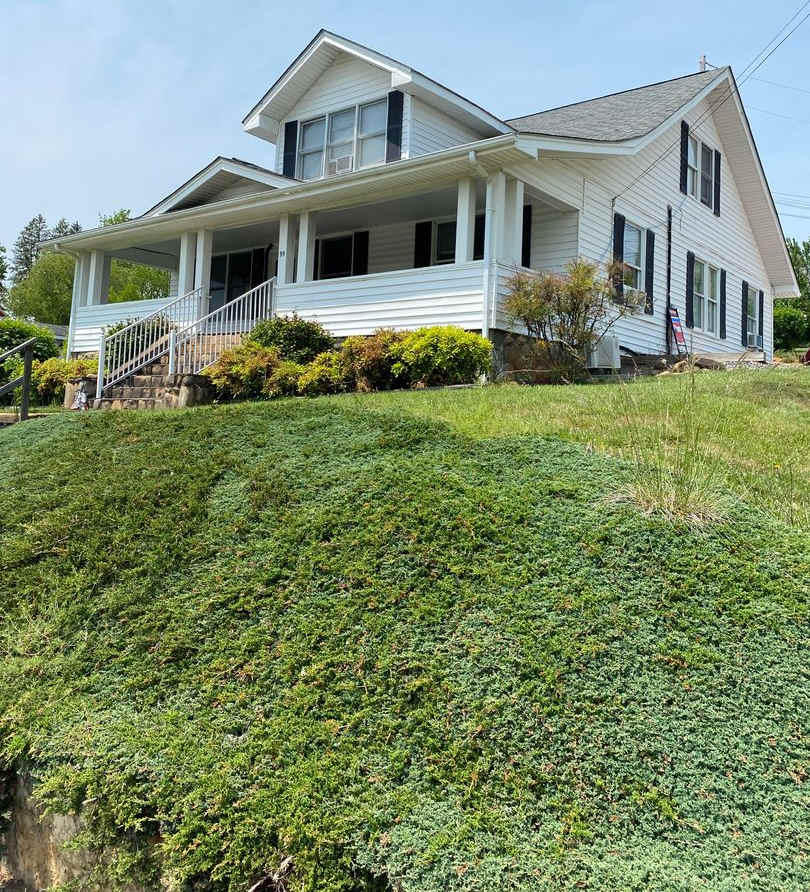 Beautiful apartment with mountain views, walking distances to Down Town Mars Hill! Washer and dryer!