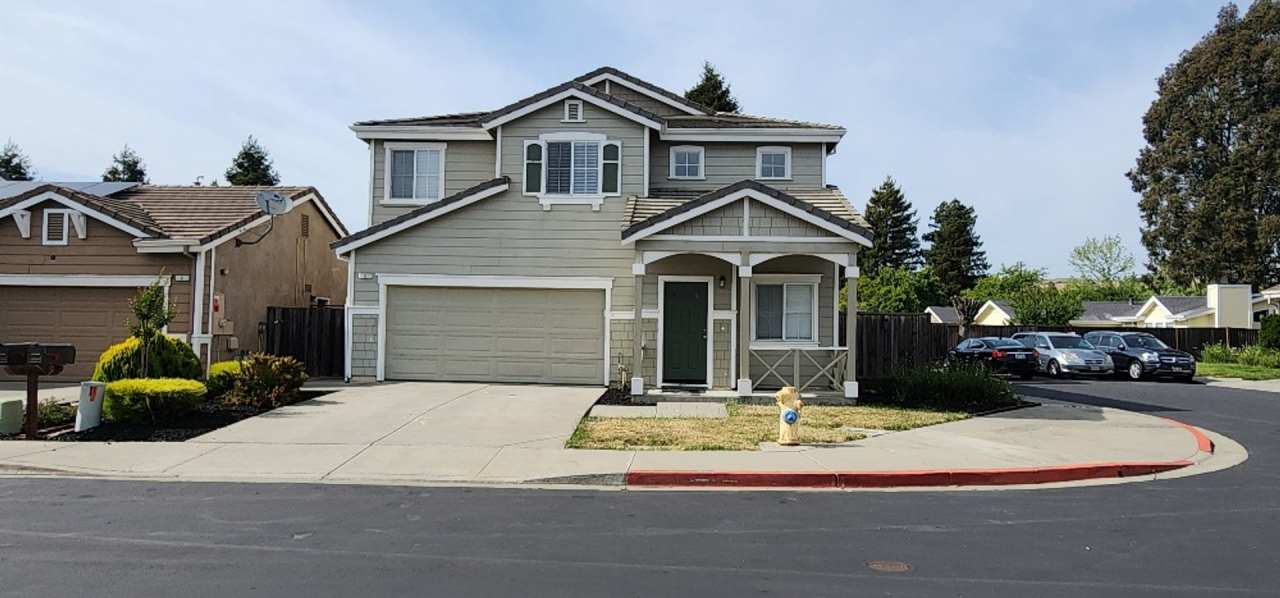 Beautiful Large Bi-Level 3 bed 2.5 Bath Home with Loft American Canyon