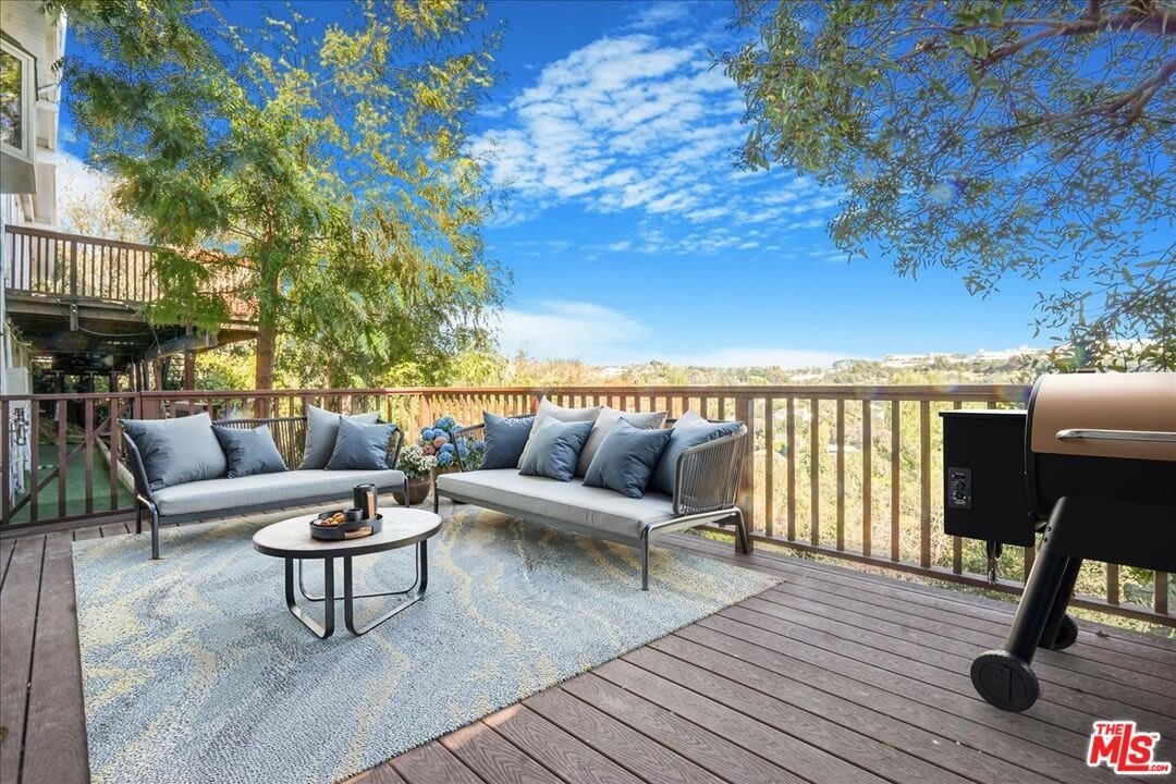 962 N Tigertail Rd