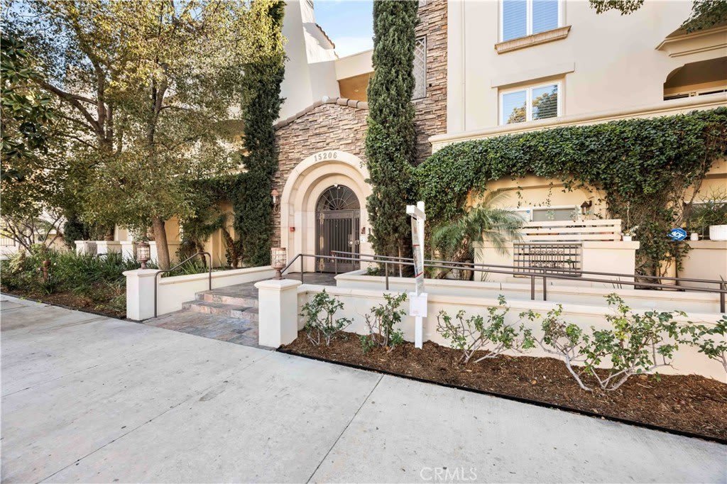 15206 Burbank Boulevard