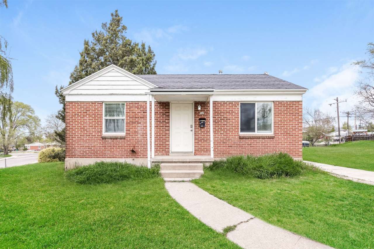 Spacious 4 Bed, 2 Bath Pet-Friendly Home with Central Air  Garage! - Available NOW!