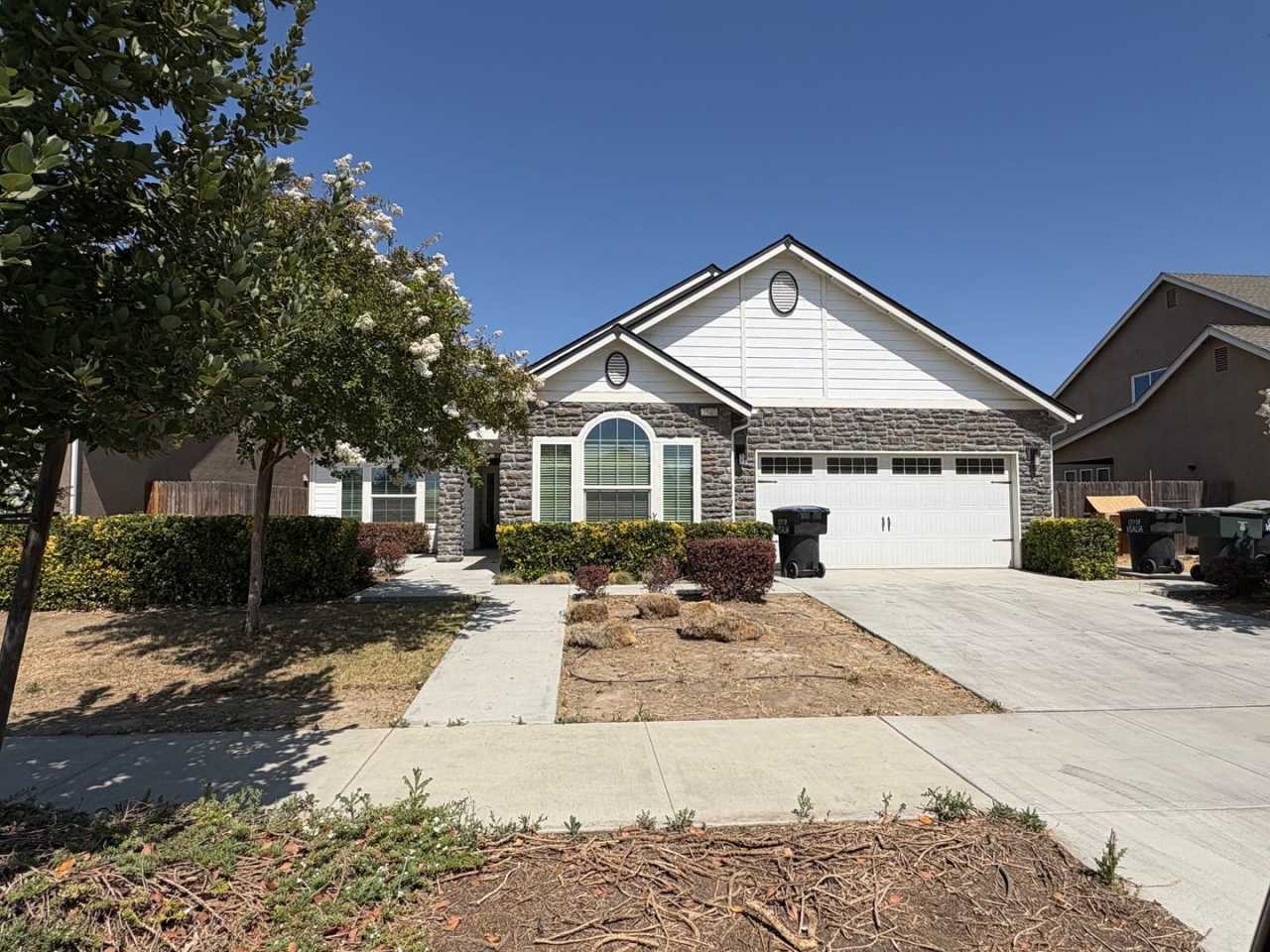 Spacious NW Visalia home Available Now!