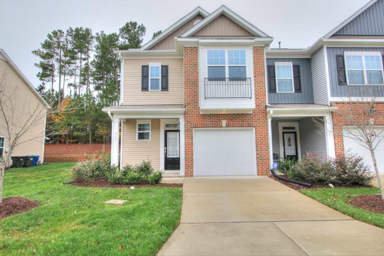 Gorgeous 3 Bedroom/ 2.5 Townhome with Garage!