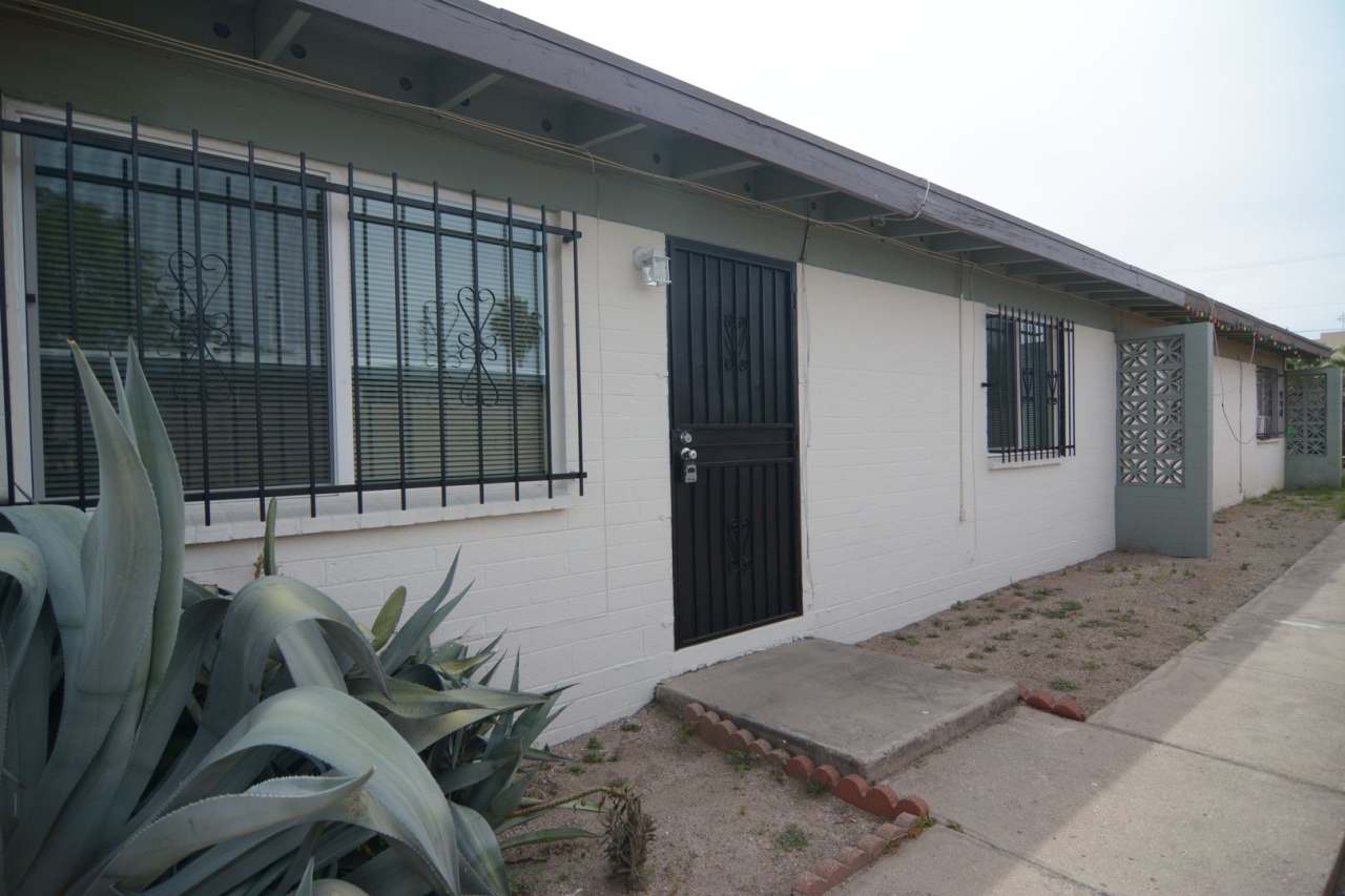 Remodeled 2 Bedroom 1 Bath Triplex! Close to the UofA!