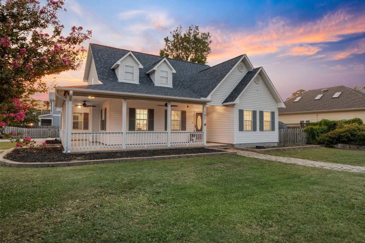 4 bed 3 bath Large beach oasis newly remodeled 6 blocks form downtown Cb