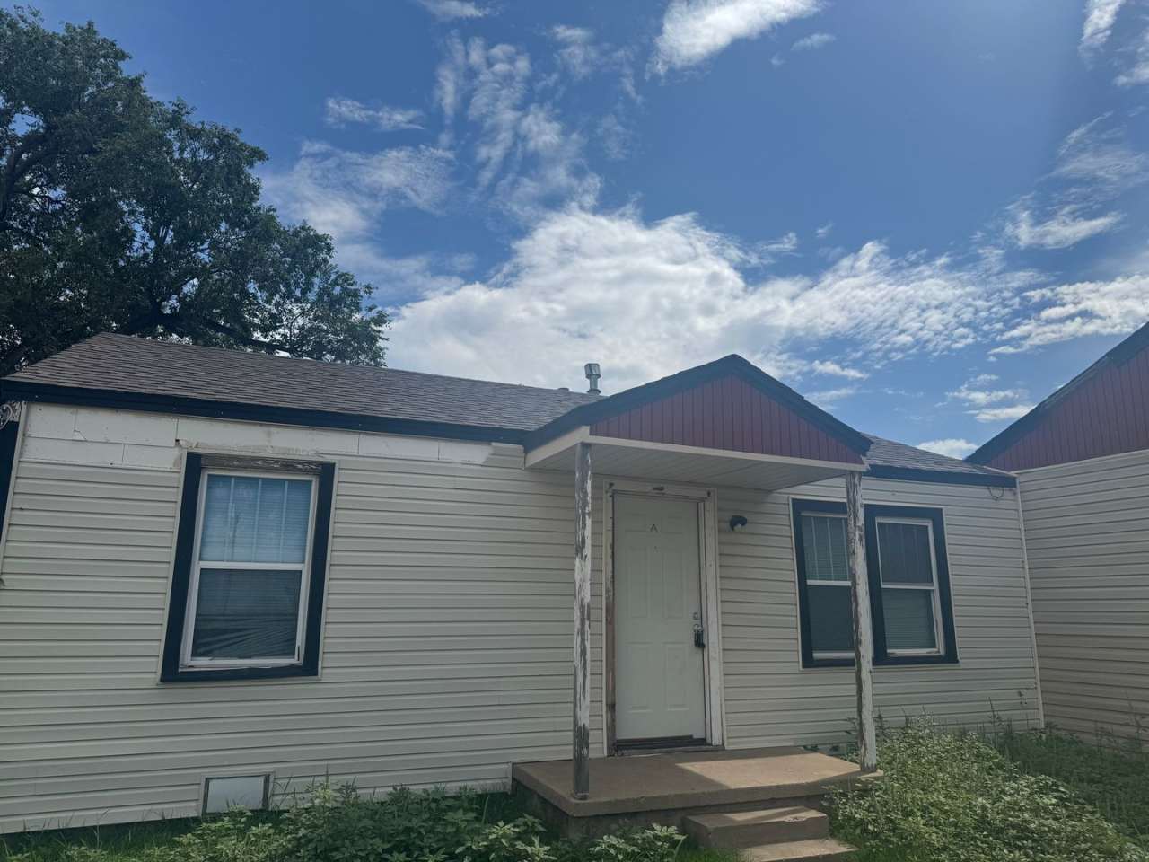 Ready to rent on 8/6/2025 2/1 separate duplex tenant pays own utilities