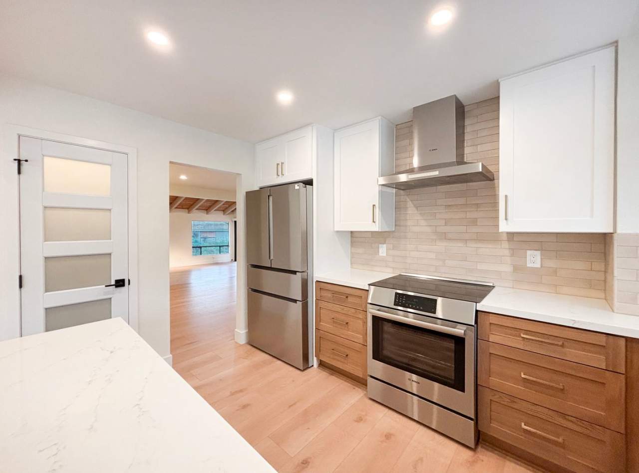 Beautifully Renovated 3BD/2.5BA House in La Jolla w/ W/D, Pool/Spa, Balcony,  2-Car Garage!