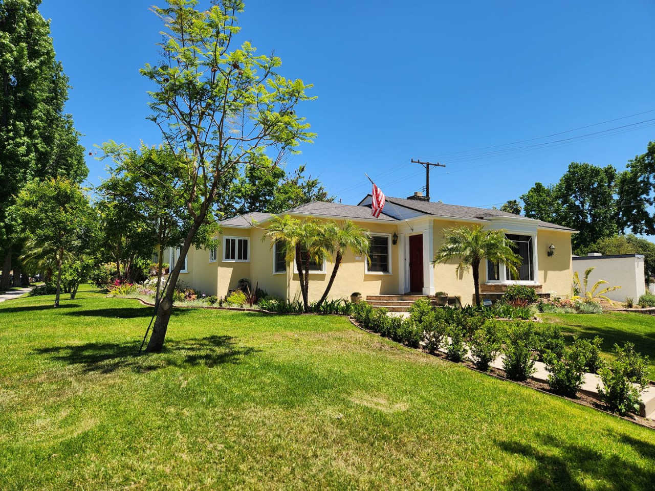 Gorgeous 3 beds | 4 baths house in Riverside Rancho area! Contact us for more details.